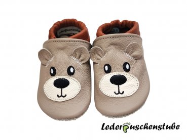 Lederpuschen beige-braun mit Bär (Gesicht Augen, Nase und Mund geschickt) Ohren (Leder beige) und Schnauze (Leder creme) und Namen Ferse (creme) rechts